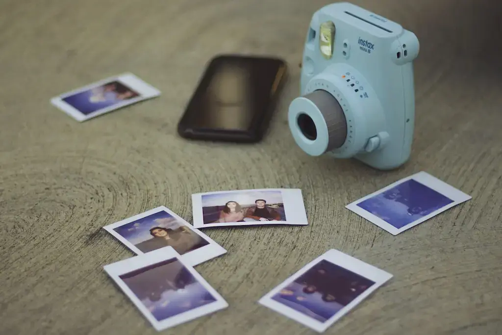 Instant photos that can be carried as mementos whilst solo travelling.